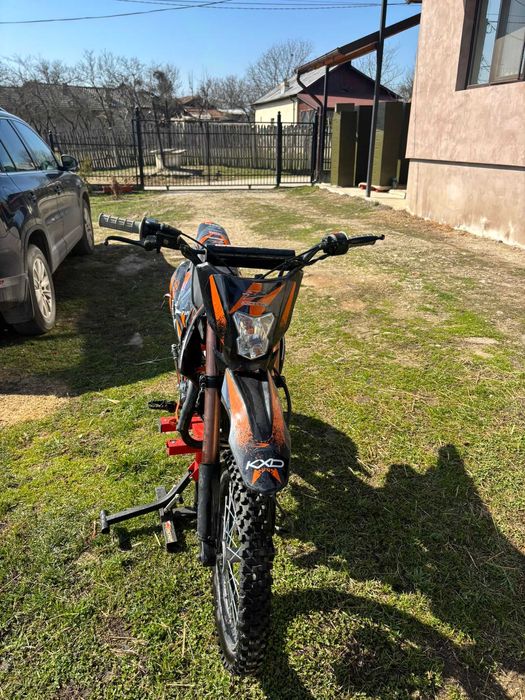 Vând cross kxd 125 ca nou doar 15 h de funcționare