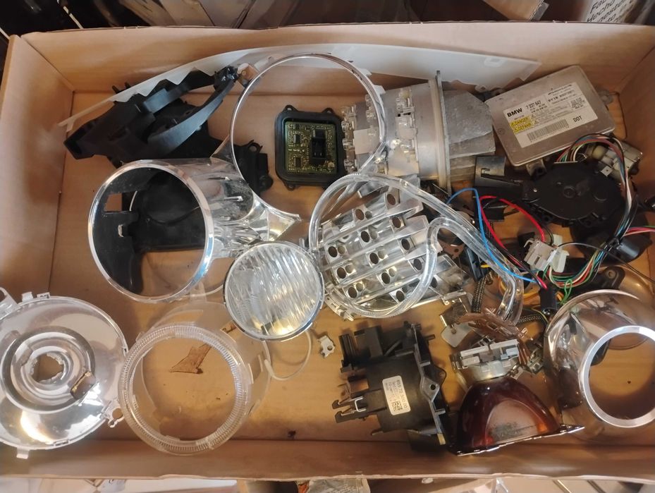 НА ЧАСТИ-десен фар BMW E90/91 фейслифта, динамик