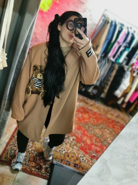 Женско палто с нашивки произход Италия