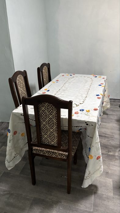 Стол и стулья в отличном состоянии