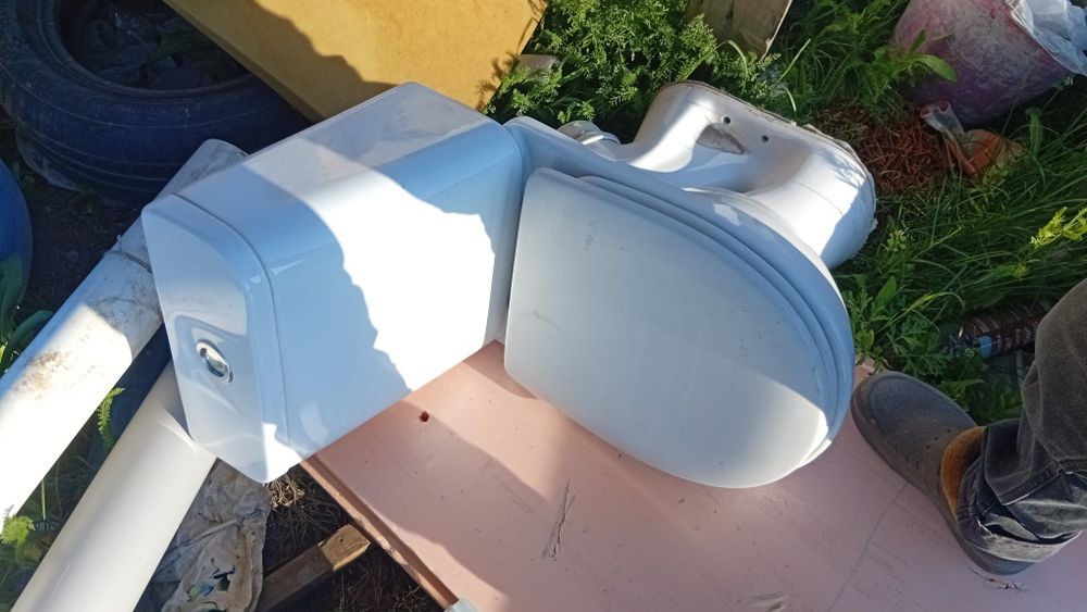 Унитаз в хорошем состояние