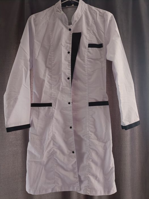 Медицинский халат и костюм.