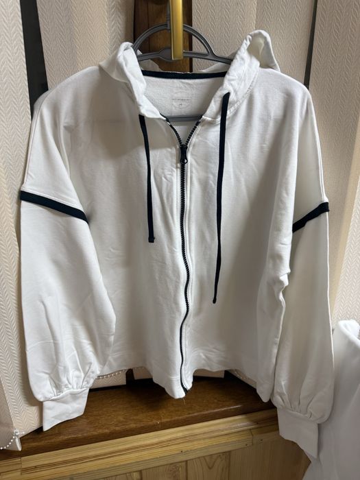 2 костюма один болле спортивный , вотрой такой боллее класический