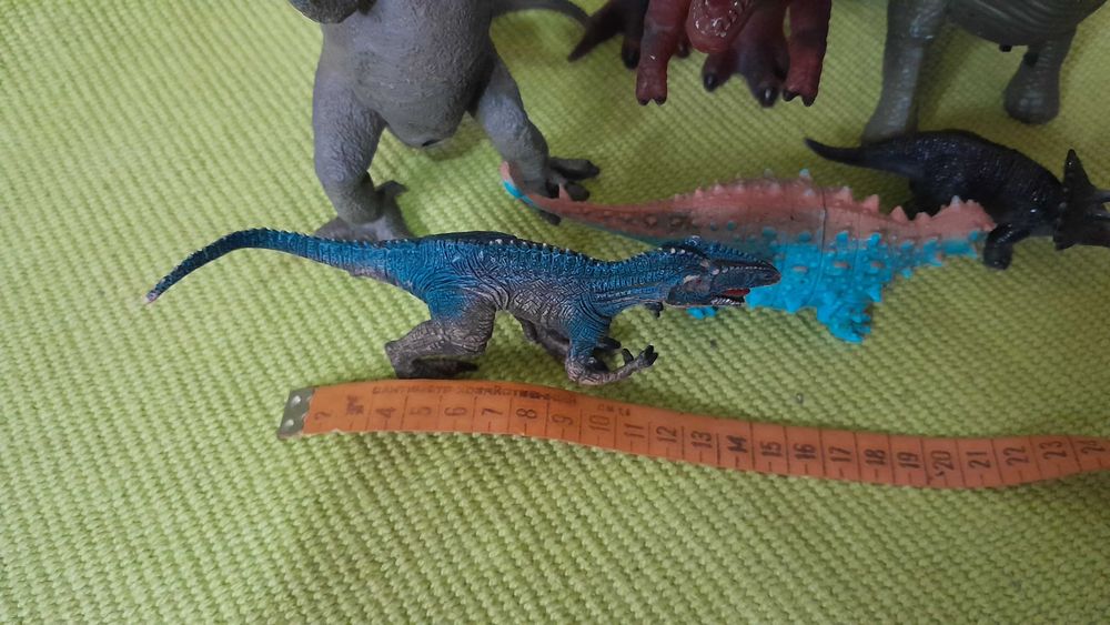 Pachet 6 dinozauri colorati diferite specii