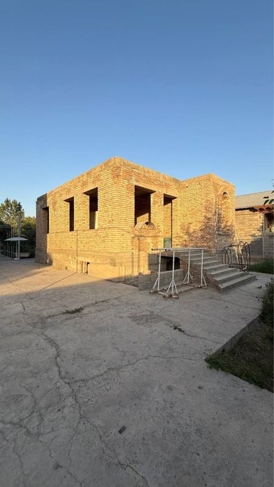 недостроенный дом, тугалланмаган ховли жой