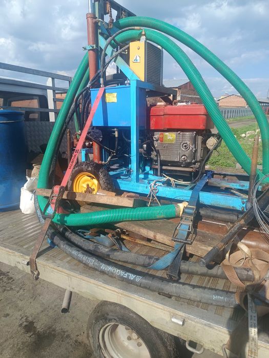 Сондажна машина за вода с камионче към нея