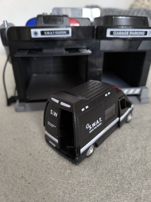 Голяма Пожарна трансформираща се в писта и полицейска станция