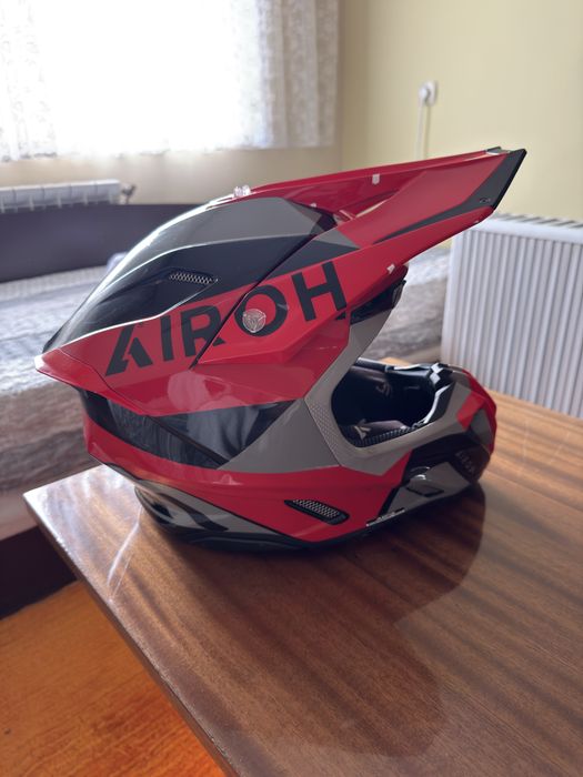 Продавам каска Airoh Twist 3