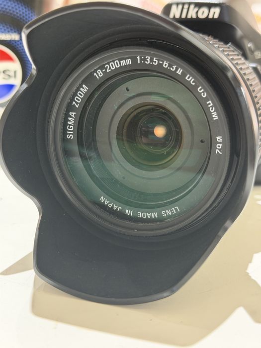 Nikon D5200 APS-C DSLR в комплект със Sigma 18-200mm f/3.5-6.3 II