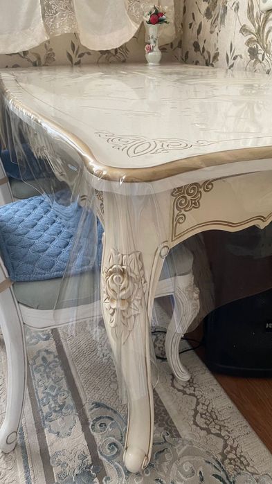 Продается итальянская мебель со столом и стульями