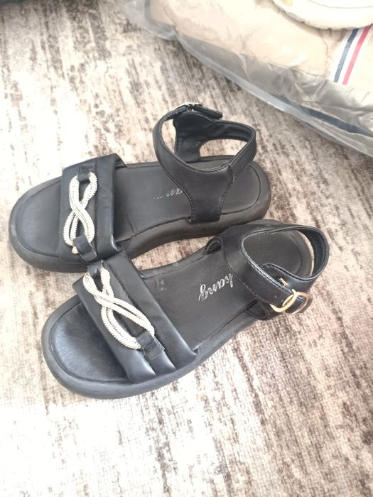 Отдам сандали для девочки размер 33