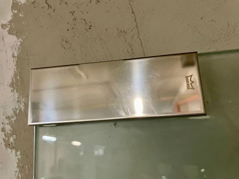 Закалена стъклена врата