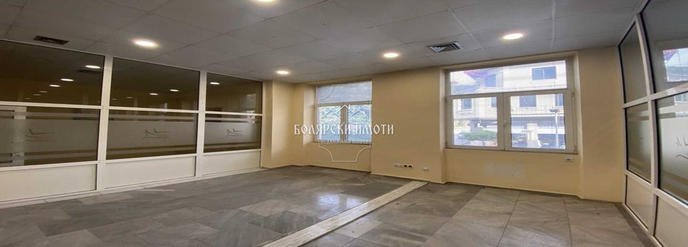 Дава се под наем Офис в Велико Търново, Център - 550 кв.м за 3500 € - Снимка #2