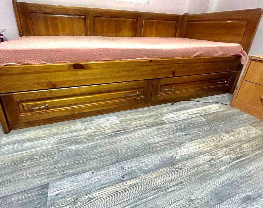 Легла от естествено дърво