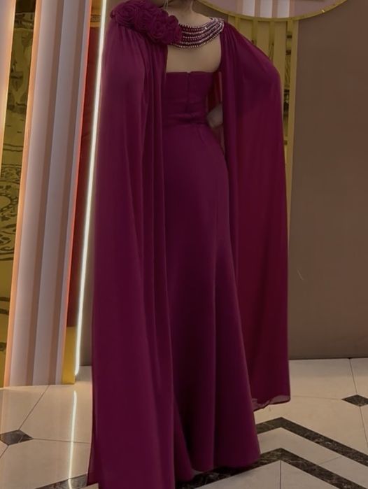 Вечернее платье малинового цвета