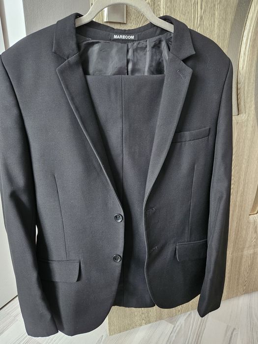 Vând costum de bărbați negru nr 48 . Made în Romània.