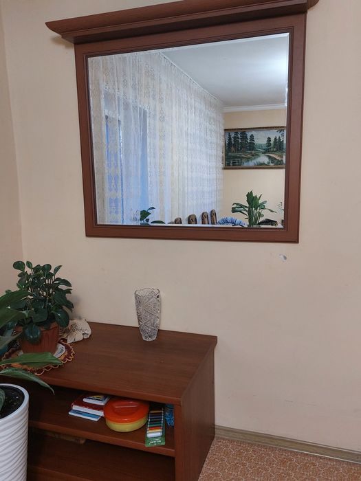 Продается зеркало столик и комод