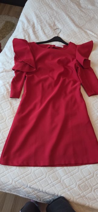 Rochie elegantă rosie M, cu volane la umeri