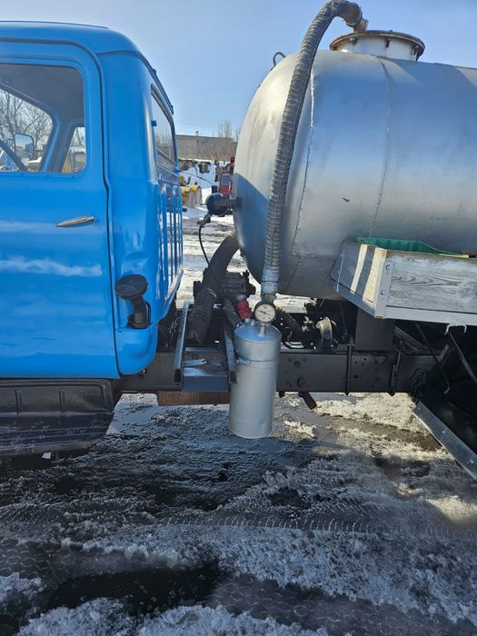 Асенизатор ГАЗ 53 на полном ходу.