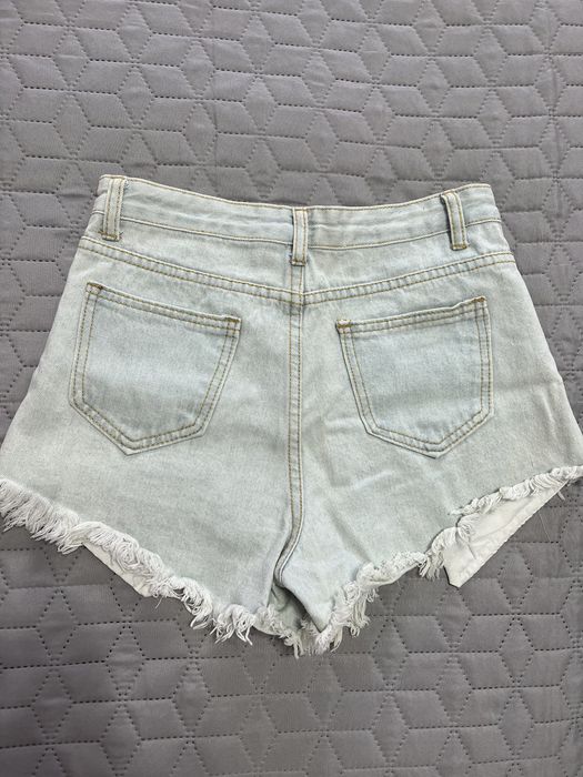 Vând pantaloni scurți din Denim
