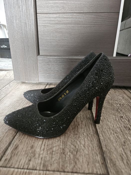 Продам черные туфли