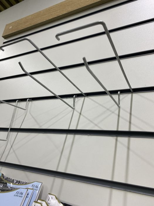 Крючок для перфорированной панели с ценникодержателем