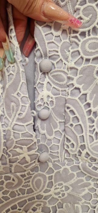 Рокля в нежно лилав цвят и бяла дантела