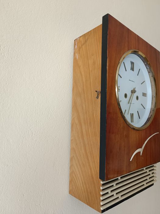 Стенен часовник Янтар