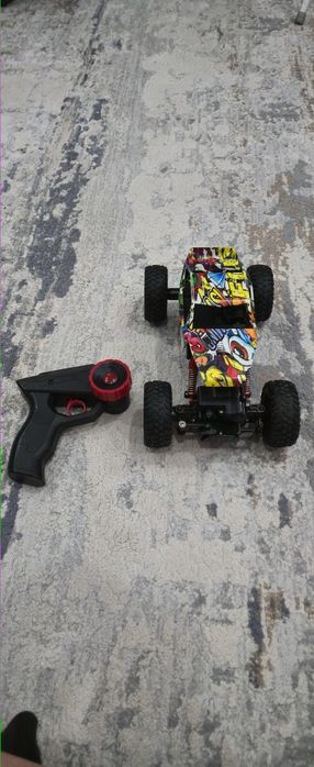 Masina cu telecomanda rezistenta la lovituri