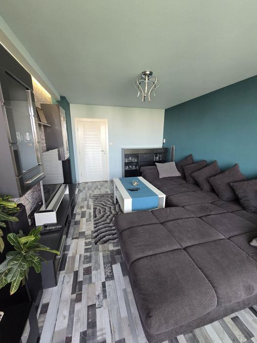 Дава се под наем Тристаен апартамент в Бургас, Братя Миладинови - 100 кв.м за 765 € - Снимка #1