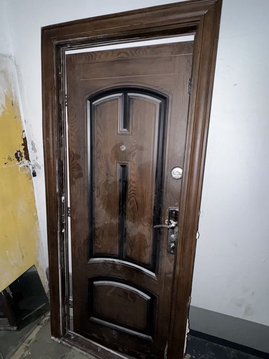 Продам входную дверь