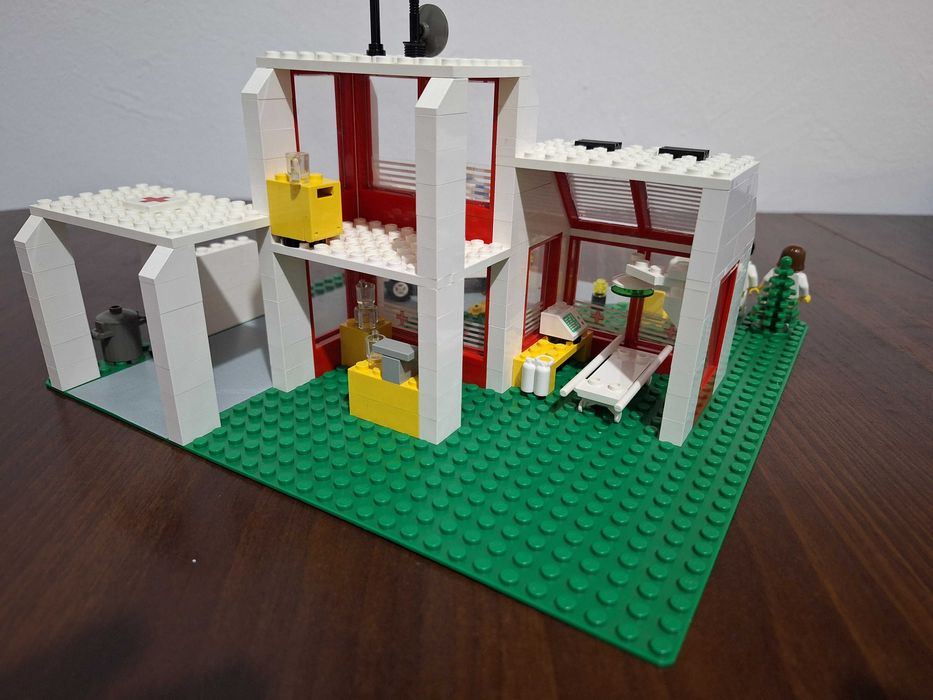 Lego 6380: Emergency Treatment Center (St. Mary's Hospital)
