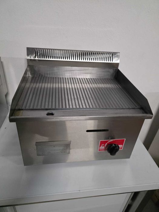 Grill pe gaz GPL cu plita striata nou,transport inclus,dim 550x530x420