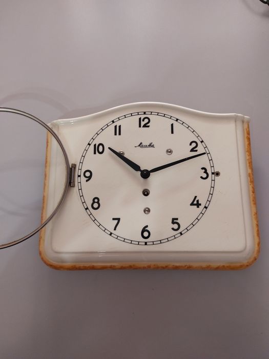 Порцеланов часовник Mauthe