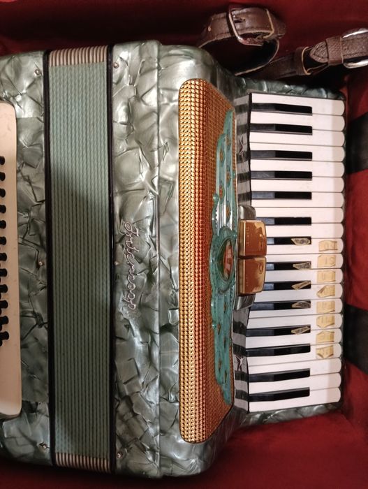 Vând acordeon și mașină de spălat