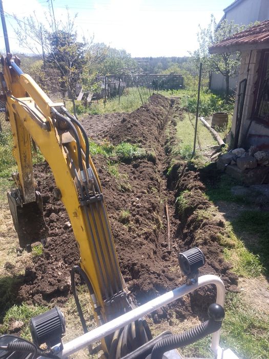 Услуги с малък багер