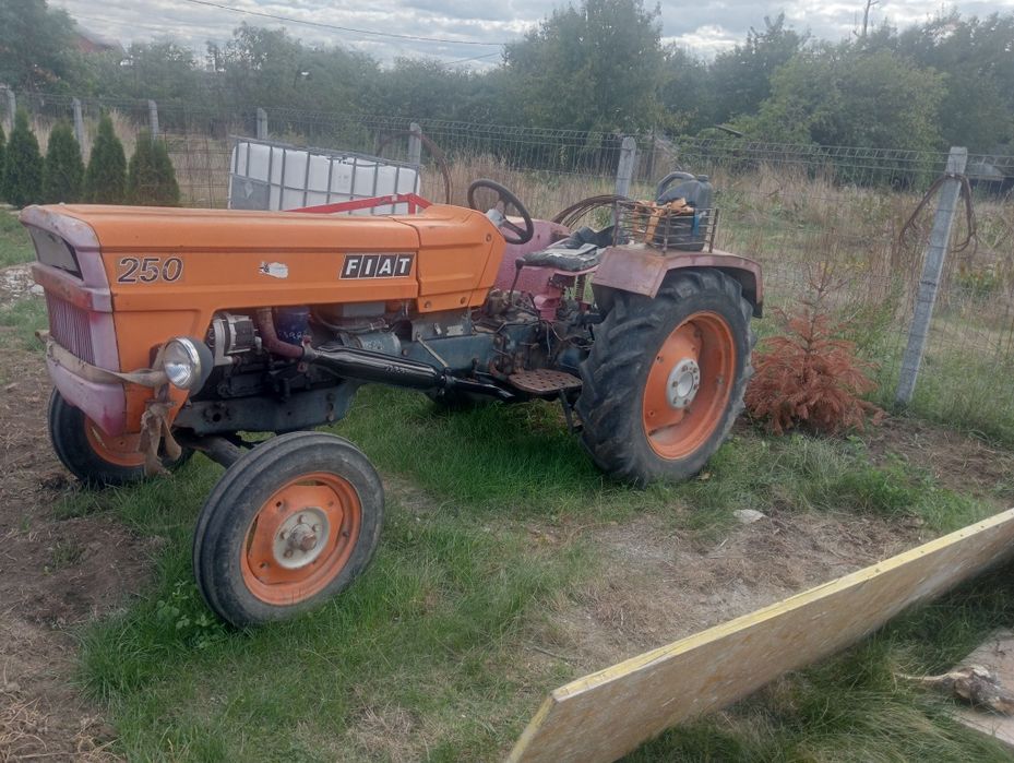 Vând tractor fiat 250 cu plug și trancar