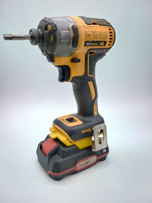 Adaptor baterie Parkside → scule DeWalt (galben)