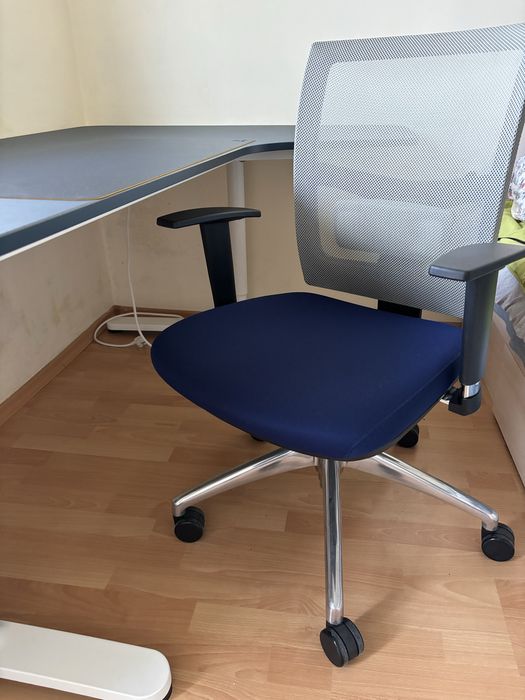 Немски офис стол с тилт механизъм и меки колелца за твърд под