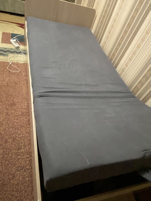 Кроваты с полками