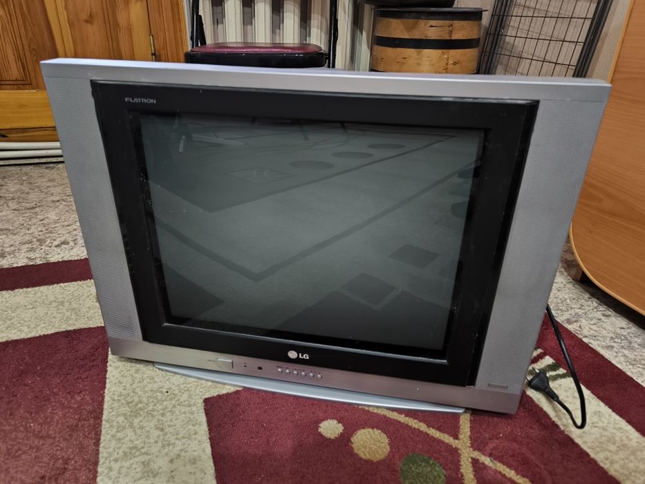 Телевизор LG состояние нового.