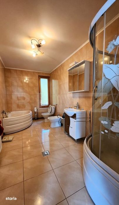 Apartament cu 3 camere, 80 mp, teren 3.000 mp, zona Reghin