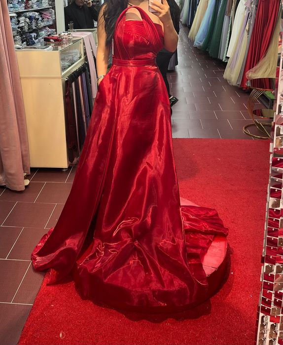 Червена бална рокля