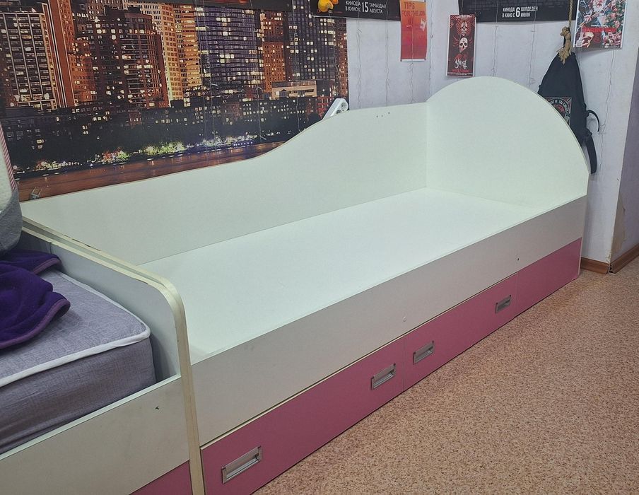 Продам кровать с матрасом .