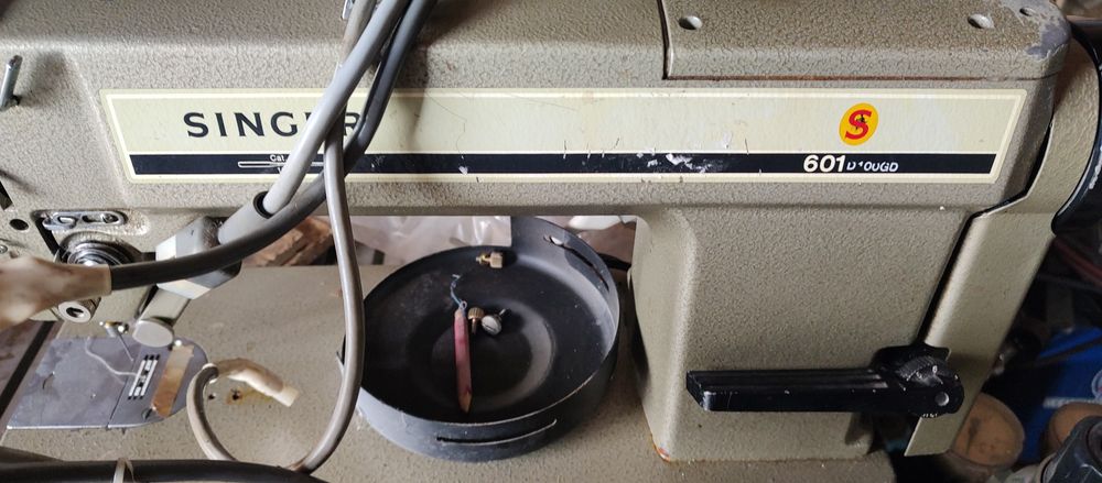 Vând 2 mașini de cusut industriale Singer