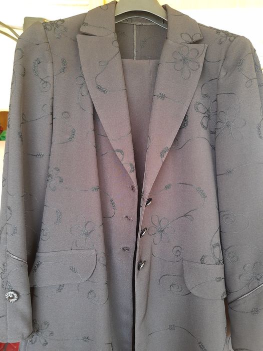 Наситено черен дамски костюм от две части