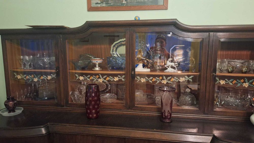 dulap lemn masiv din 1935 cu vitrina geamuri cristal din 2 corpuri