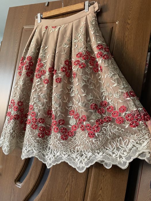 Fusta superba din dantela si margele