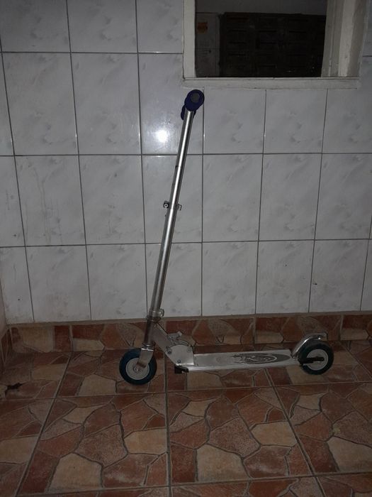 Trotineta reglabila pentru copii