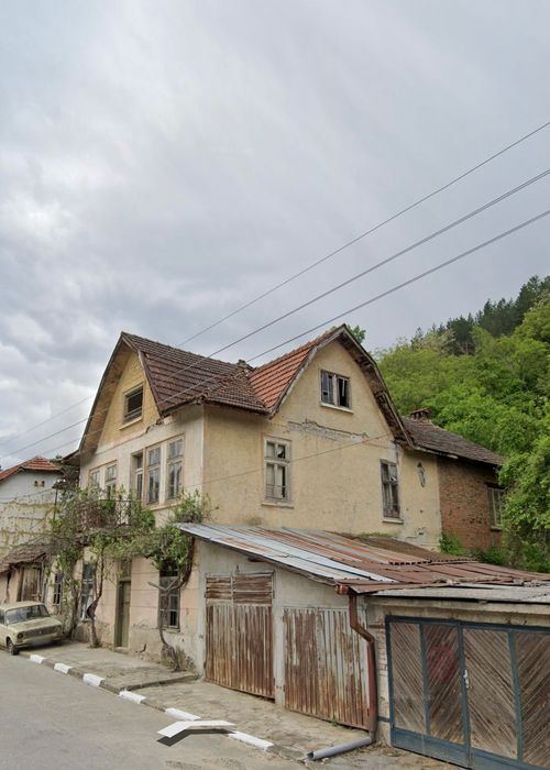 Къща с голям двор    1390 кв.м